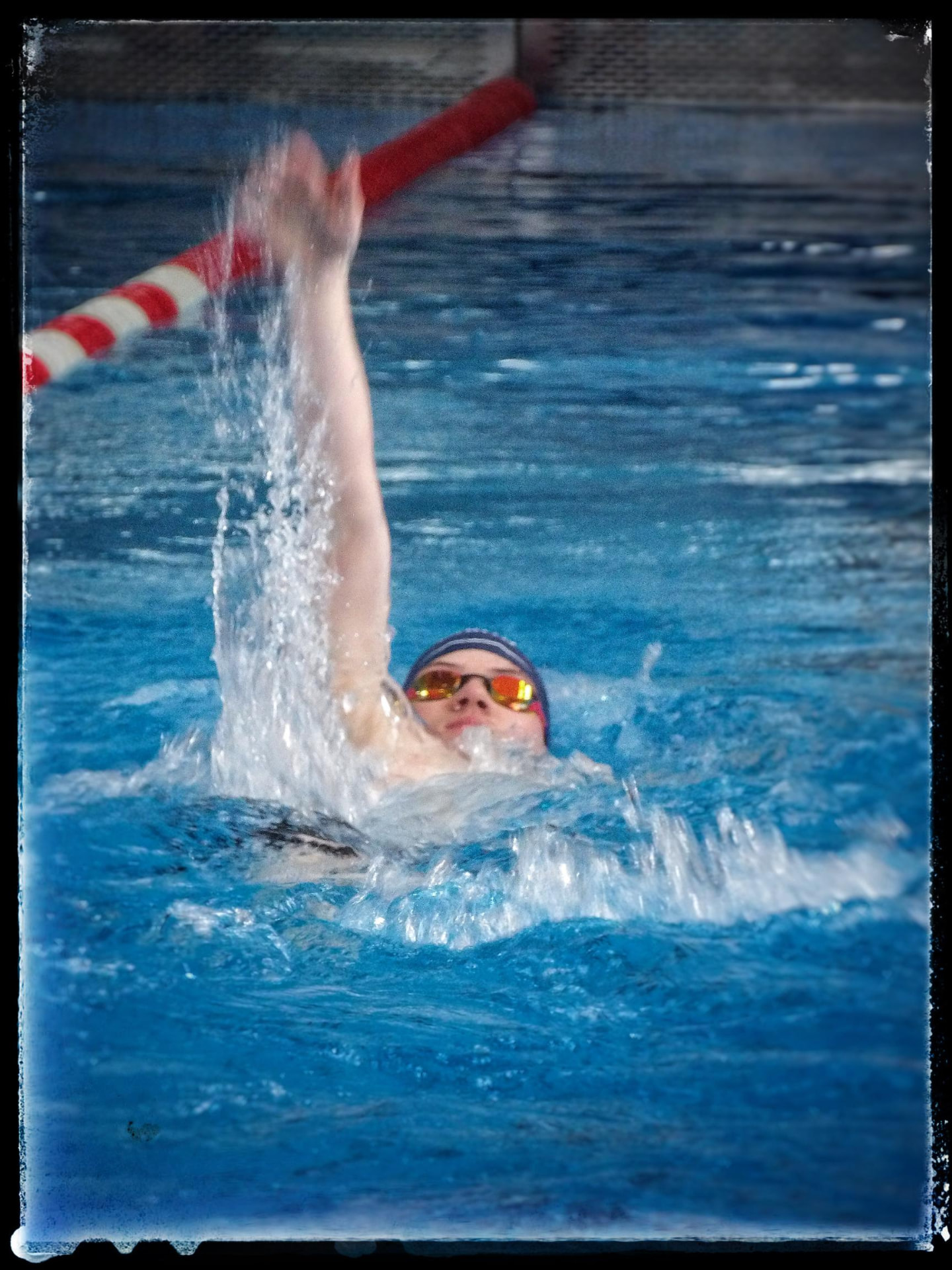 Schwimmer beim Rückenschwimmen im Wettkampfbecken