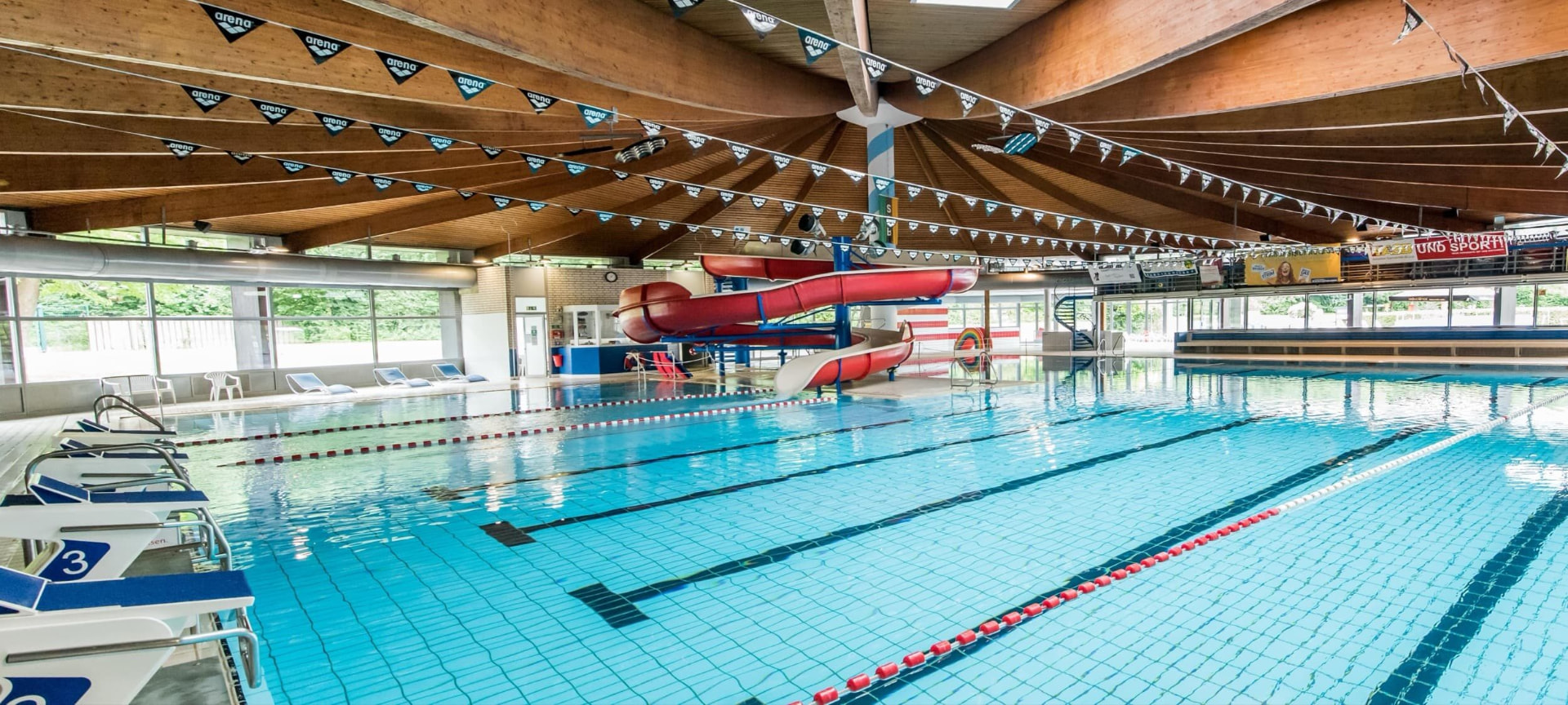 Deisterbad in Barsinghausen mit Schwimmbecken, Bahnen und Wasserrutsche